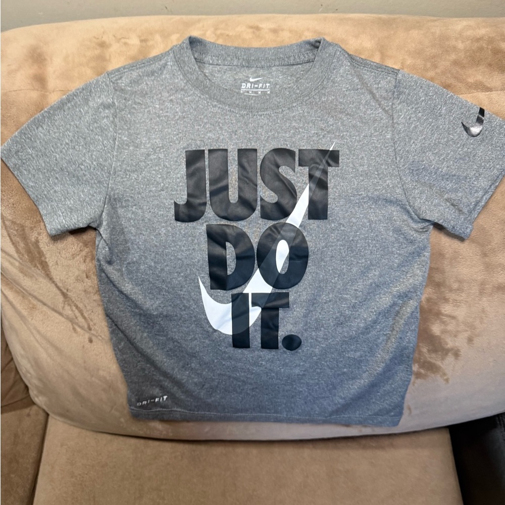 %——>bundle.w.me2/$15 kids tee’s! Nike Dri-FIT Kids'  
 6 Gray Short Sleeve Tee